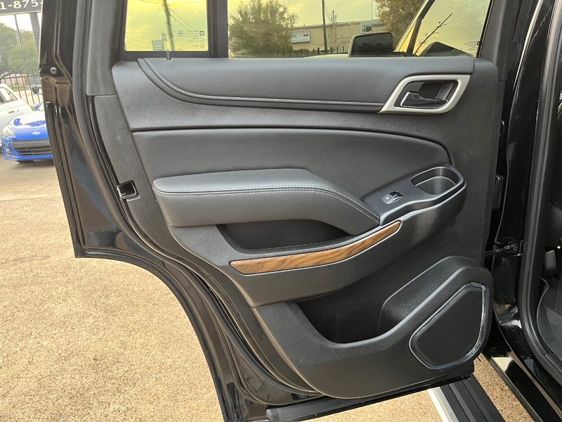 GMC Yukon Vehicle Full-screen Gallery Image 16