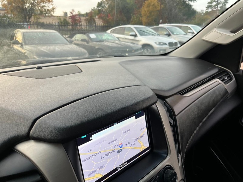 GMC Yukon Vehicle Full-screen Gallery Image 25