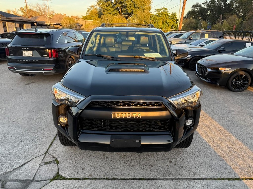 Toyota 4Runner Vehicle Full-screen Gallery Image 03