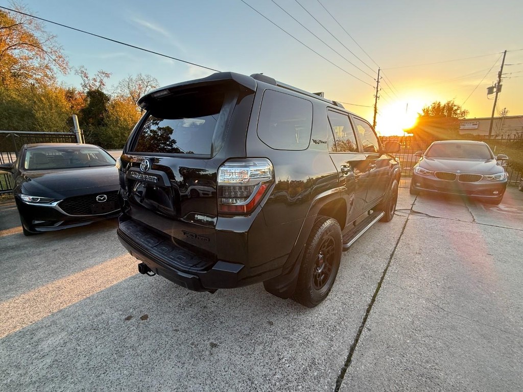 Toyota 4Runner Vehicle Full-screen Gallery Image 06