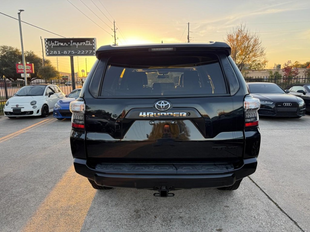 Toyota 4Runner Vehicle Full-screen Gallery Image 07