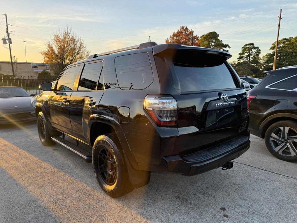 Toyota 4Runner Vehicle Full-screen Gallery Image 08