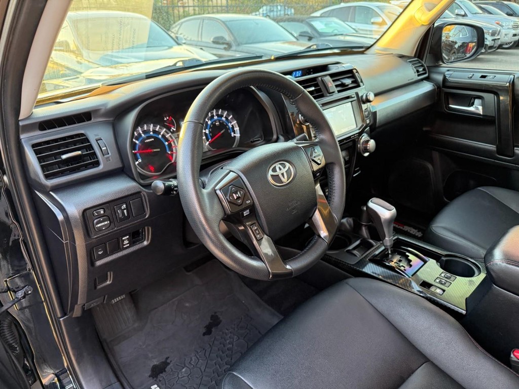 Toyota 4Runner Vehicle Full-screen Gallery Image 10