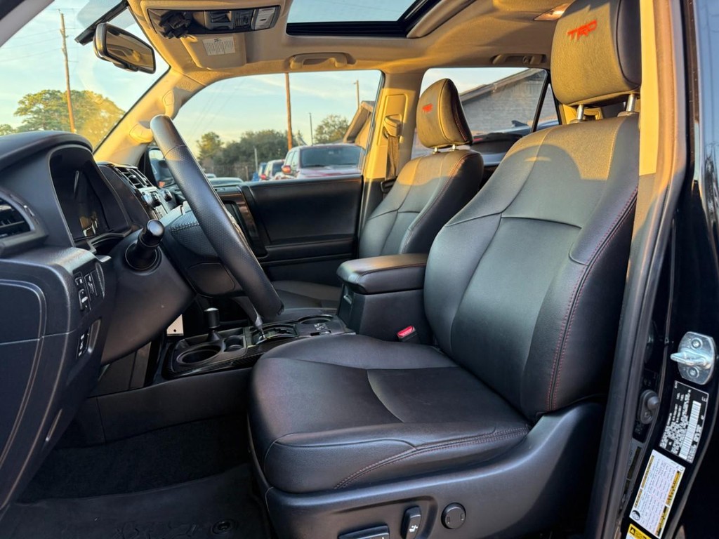 Toyota 4Runner Vehicle Full-screen Gallery Image 11