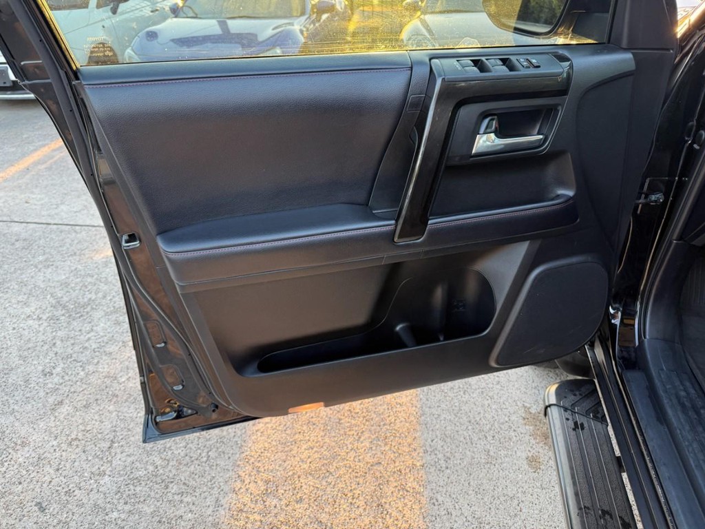 Toyota 4Runner Vehicle Full-screen Gallery Image 12