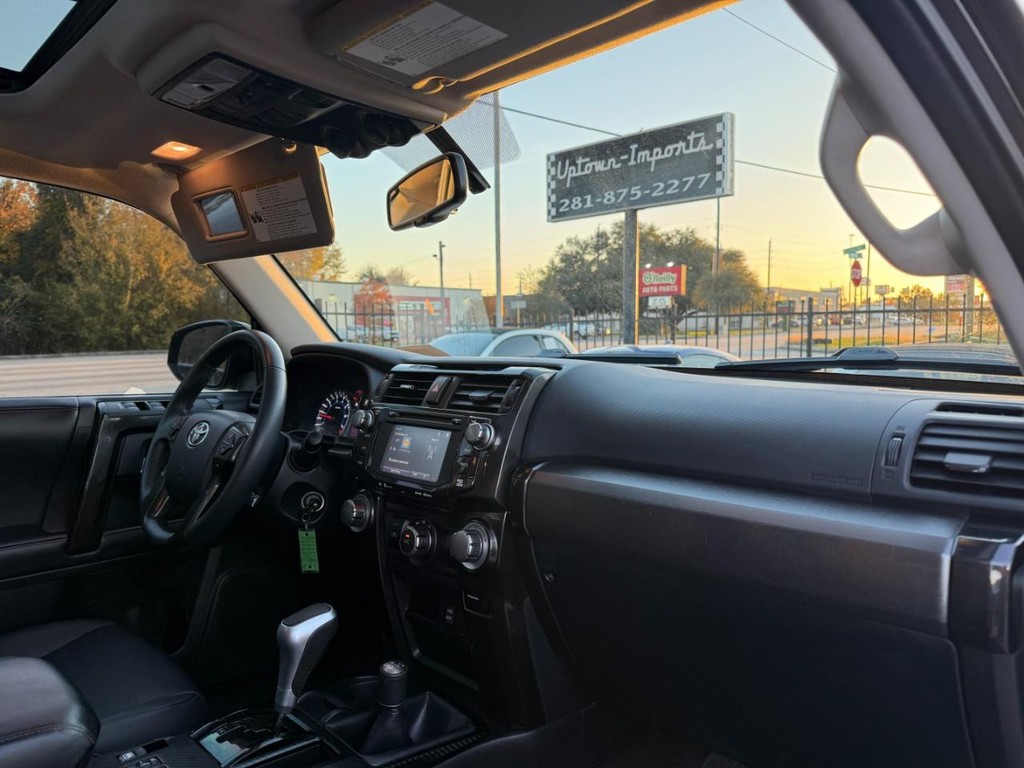 Toyota 4Runner Vehicle Full-screen Gallery Image 13