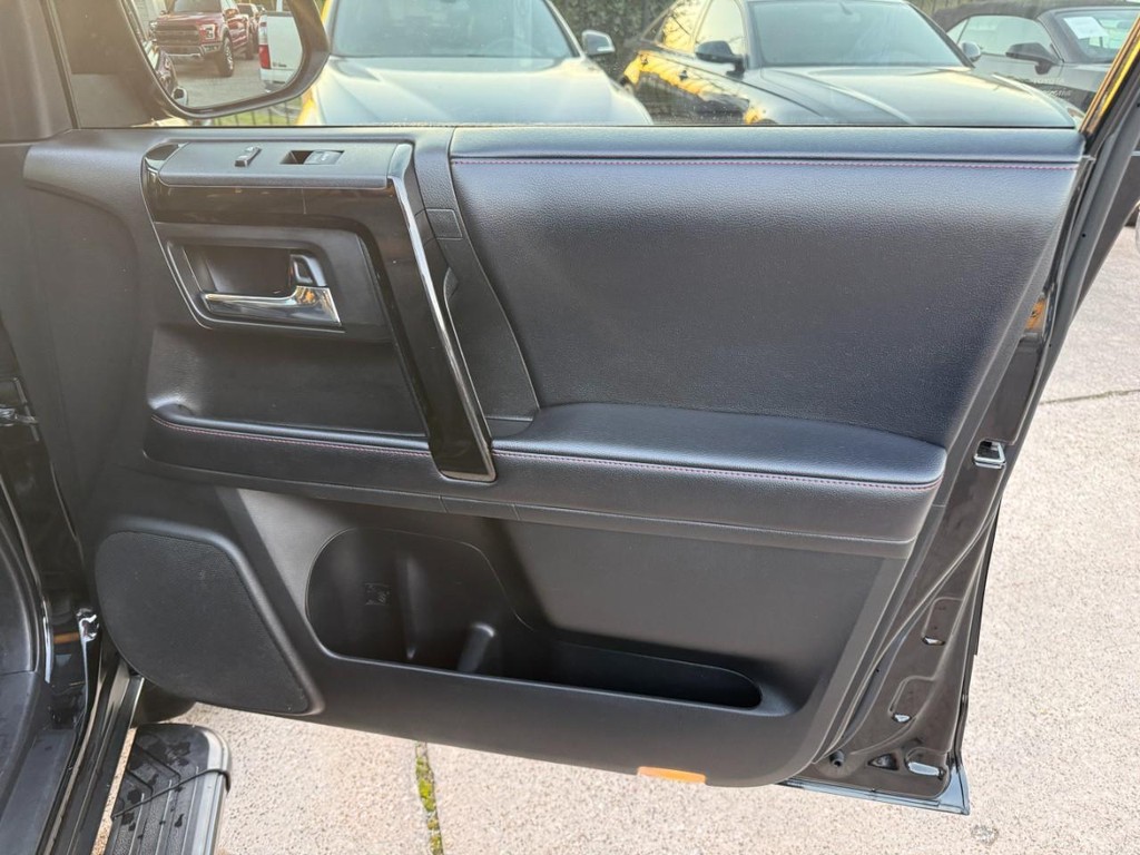 Toyota 4Runner Vehicle Full-screen Gallery Image 15