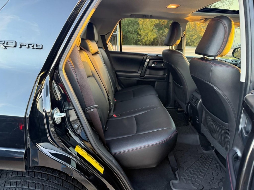 Toyota 4Runner Vehicle Full-screen Gallery Image 16