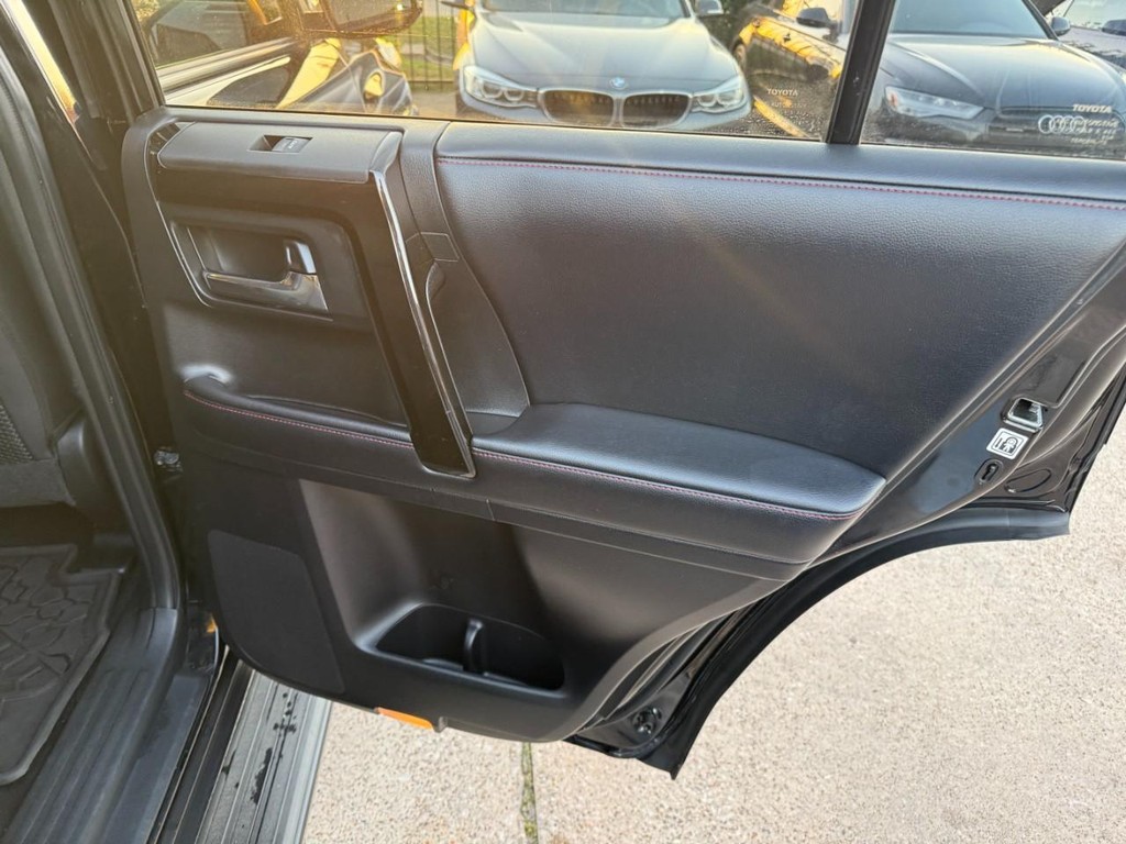 Toyota 4Runner Vehicle Full-screen Gallery Image 17