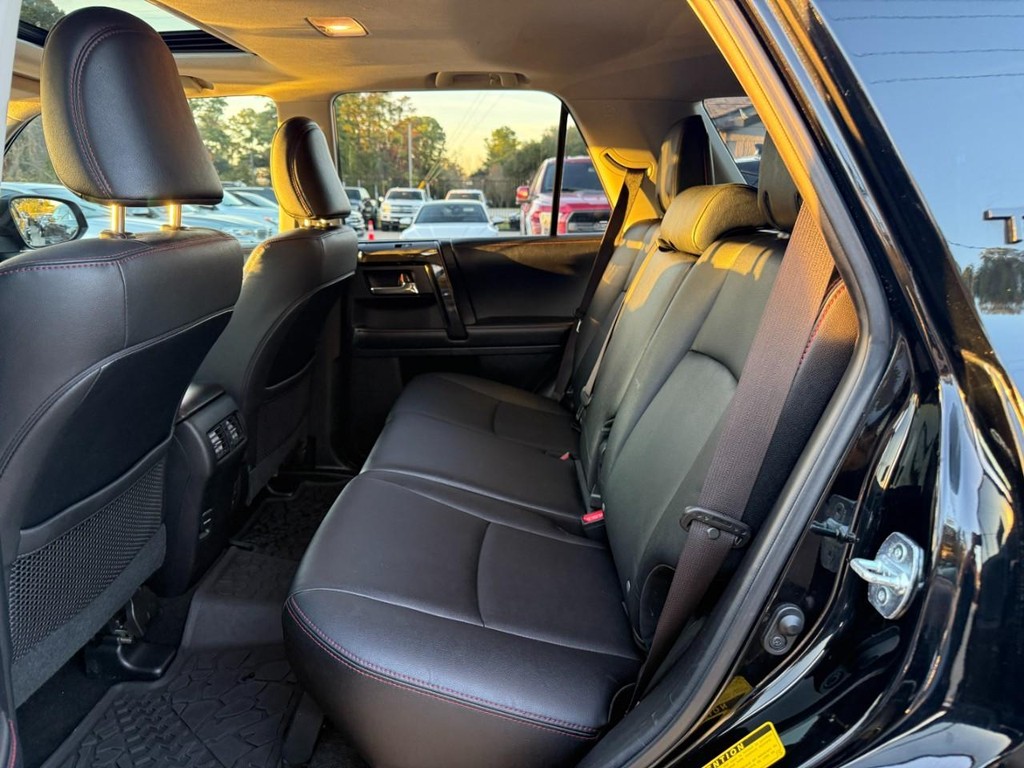 Toyota 4Runner Vehicle Full-screen Gallery Image 18