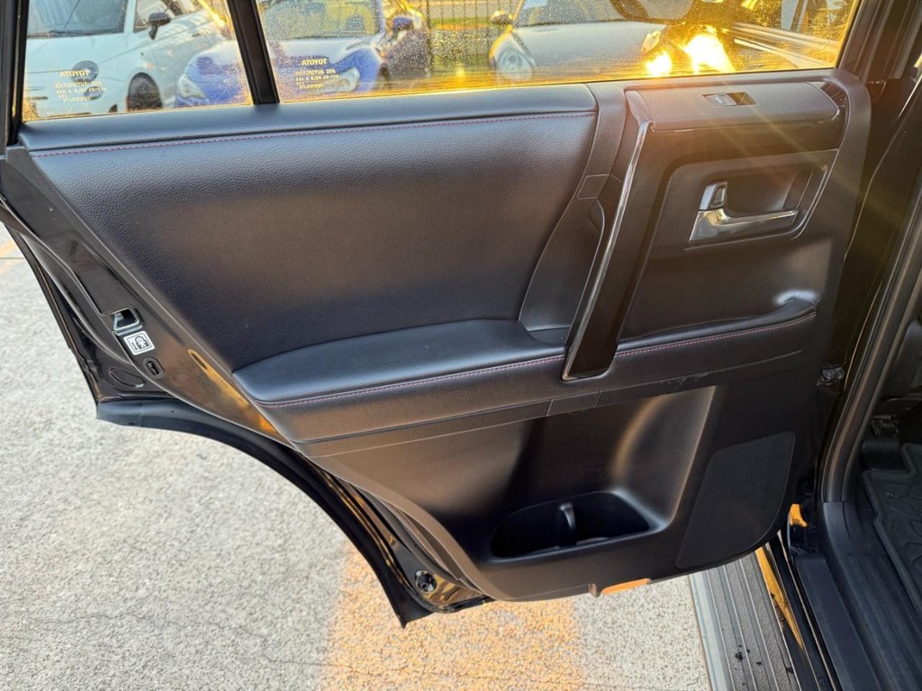 Toyota 4Runner Vehicle Full-screen Gallery Image 19