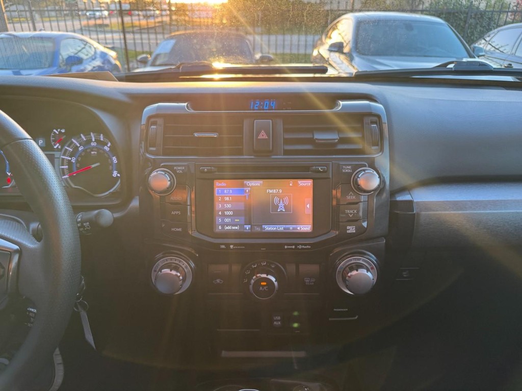 Toyota 4Runner Vehicle Full-screen Gallery Image 22