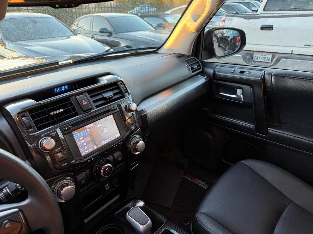 Toyota 4Runner Vehicle Full-screen Gallery Image 23