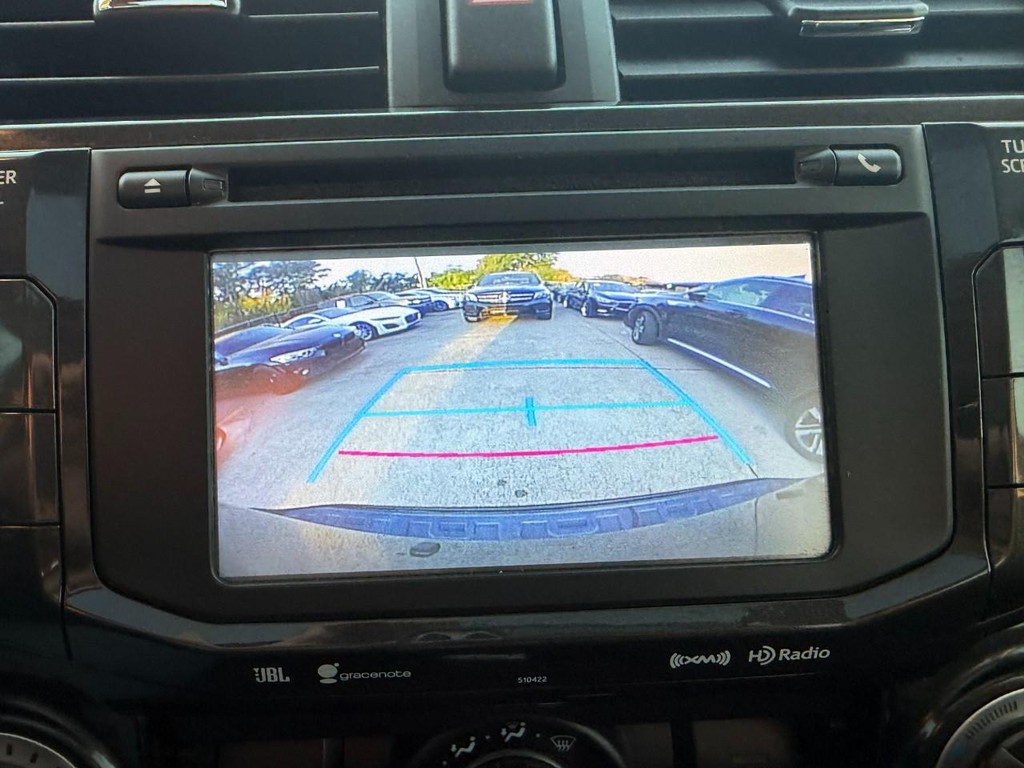 Toyota 4Runner Vehicle Full-screen Gallery Image 24