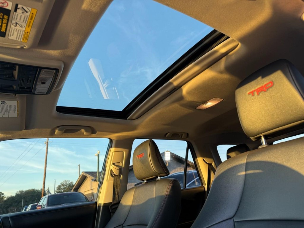 Toyota 4Runner Vehicle Full-screen Gallery Image 26