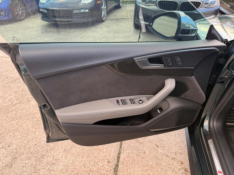 Audi S5 Sportback Vehicle Full-screen Gallery Image 12