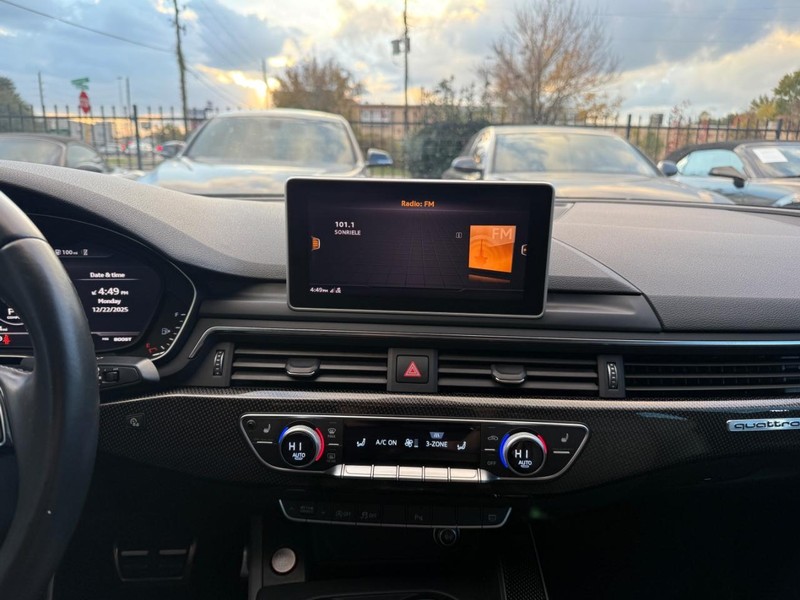 Audi S5 Sportback Vehicle Full-screen Gallery Image 22