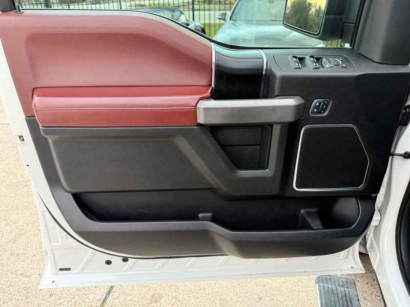 Ford F-150 Vehicle Full-screen Gallery Image 12