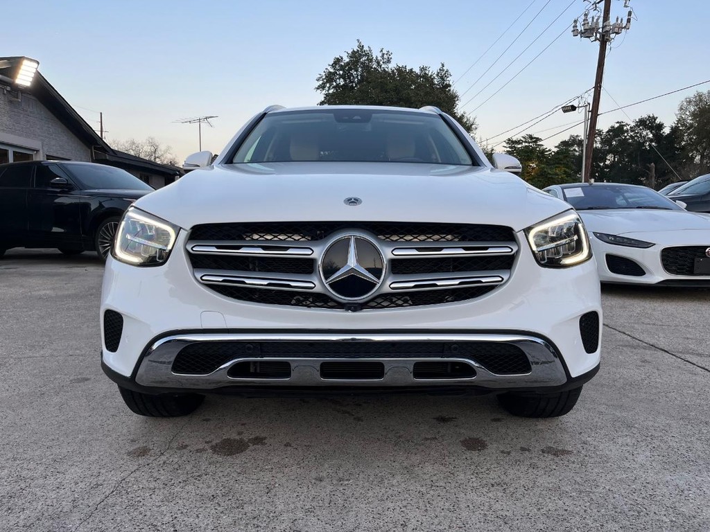 Mercedes-Benz GLC 300 Vehicle Full-screen Gallery Image 02