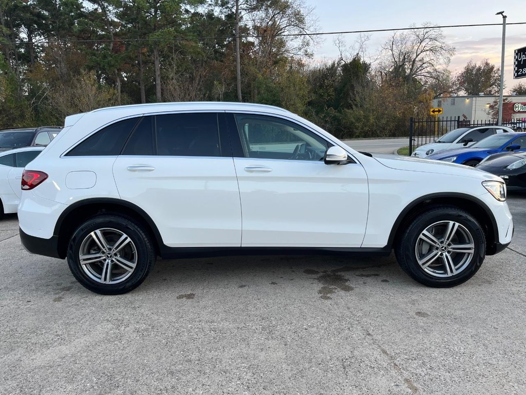 Mercedes-Benz GLC 300 Vehicle Full-screen Gallery Image 05