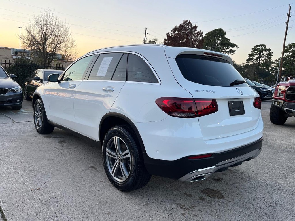 Mercedes-Benz GLC 300 Vehicle Full-screen Gallery Image 08