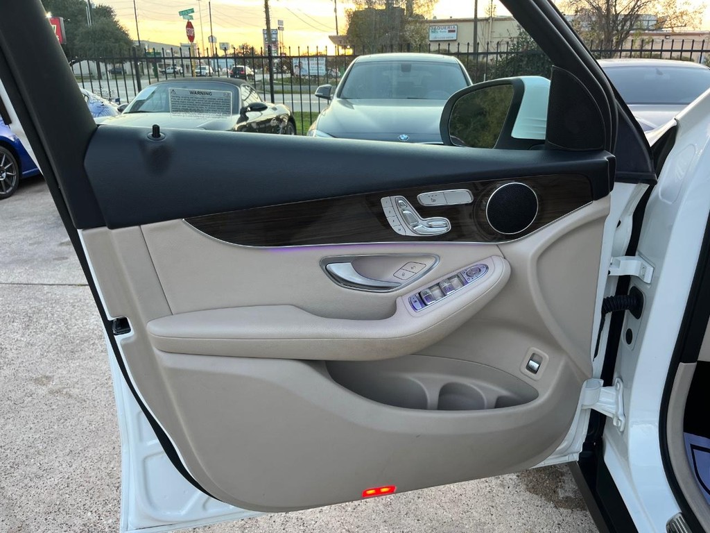 Mercedes-Benz GLC 300 Vehicle Full-screen Gallery Image 12