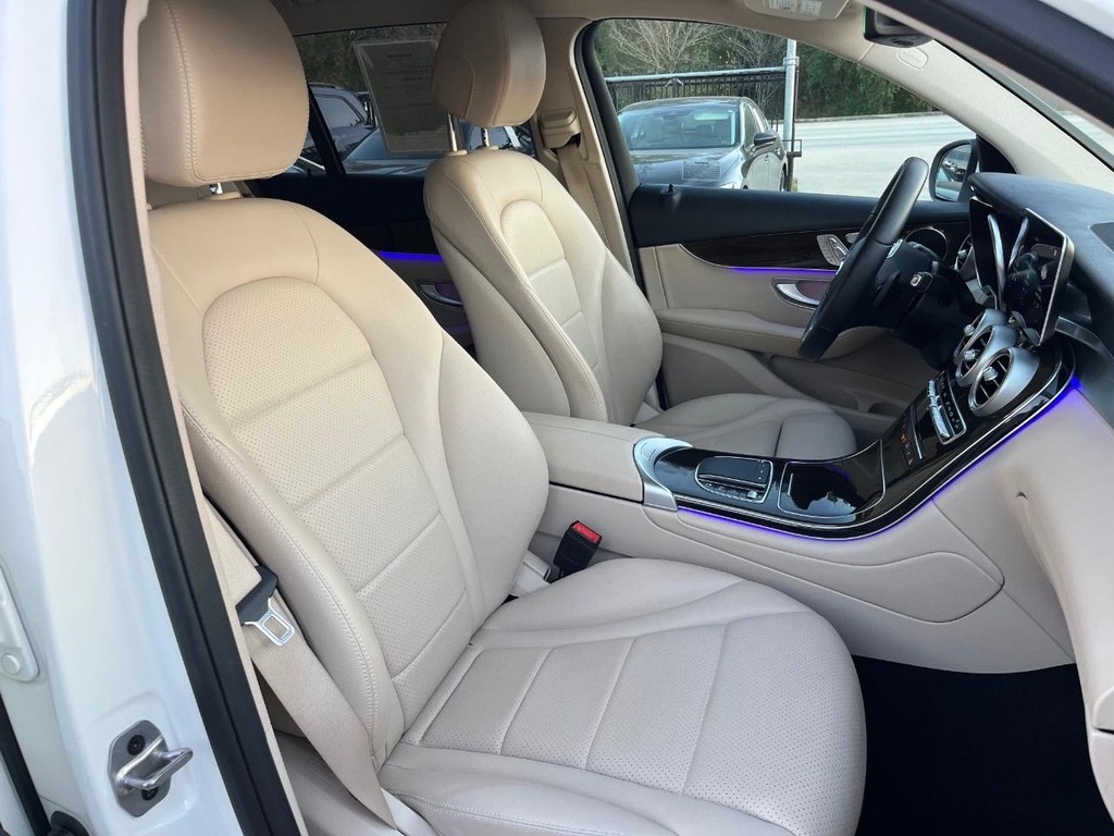 Mercedes-Benz GLC 300 Vehicle Full-screen Gallery Image 14