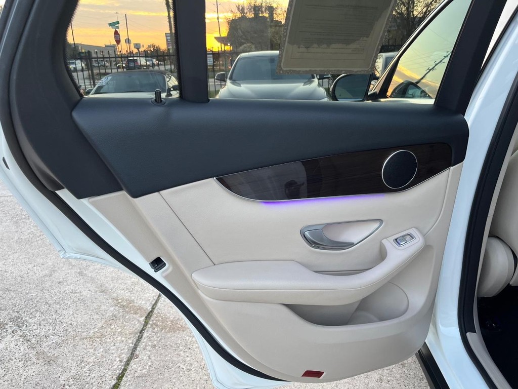 Mercedes-Benz GLC 300 Vehicle Full-screen Gallery Image 17