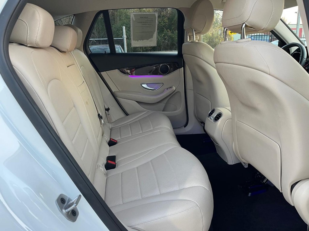 Mercedes-Benz GLC 300 Vehicle Full-screen Gallery Image 18