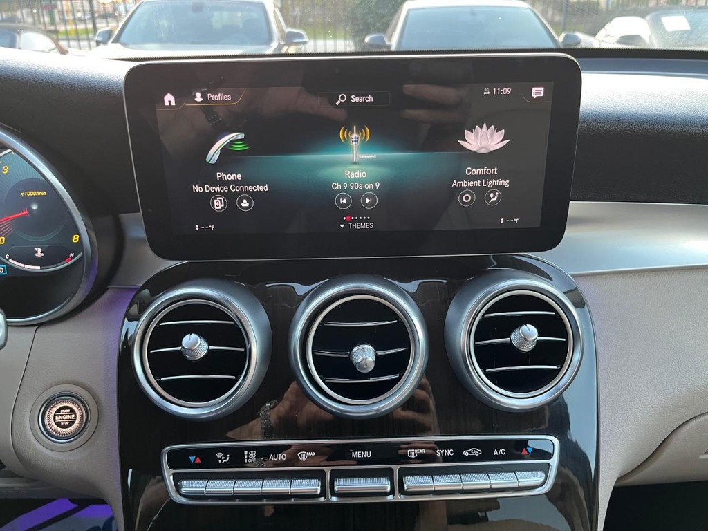 Mercedes-Benz GLC 300 Vehicle Full-screen Gallery Image 22