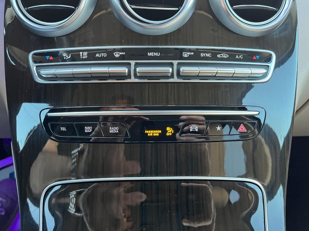 Mercedes-Benz GLC 300 Vehicle Full-screen Gallery Image 24