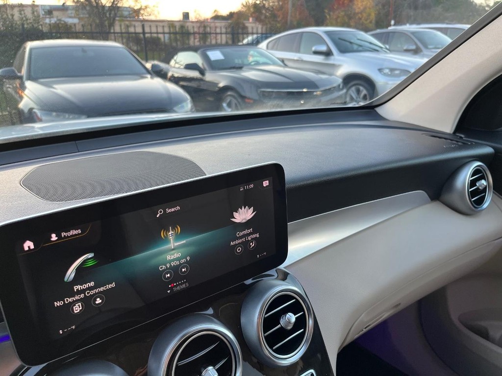 Mercedes-Benz GLC 300 Vehicle Full-screen Gallery Image 26