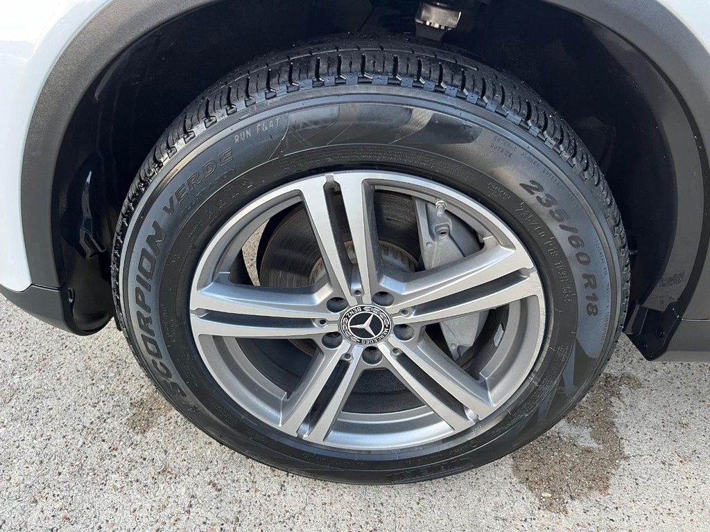 Mercedes-Benz GLC 300 Vehicle Full-screen Gallery Image 27