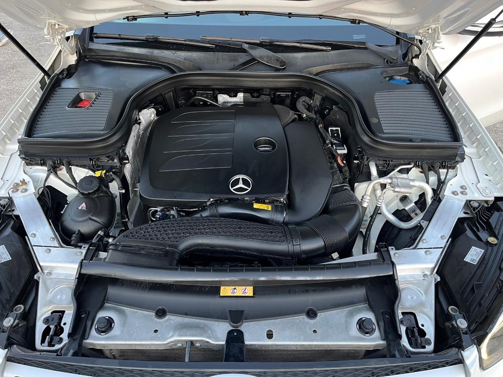 Mercedes-Benz GLC 300 Vehicle Full-screen Gallery Image 28