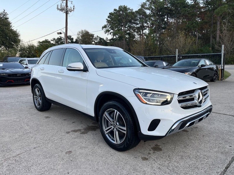 Mercedes-Benz GLC 300 Vehicle Full-screen Gallery Image 04