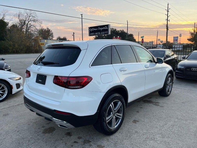 Mercedes-Benz GLC 300 Vehicle Full-screen Gallery Image 06