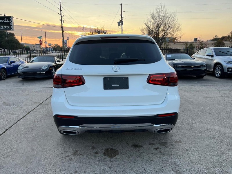 Mercedes-Benz GLC 300 Vehicle Full-screen Gallery Image 07