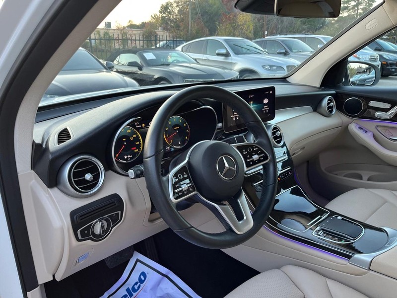 Mercedes-Benz GLC 300 Vehicle Full-screen Gallery Image 10