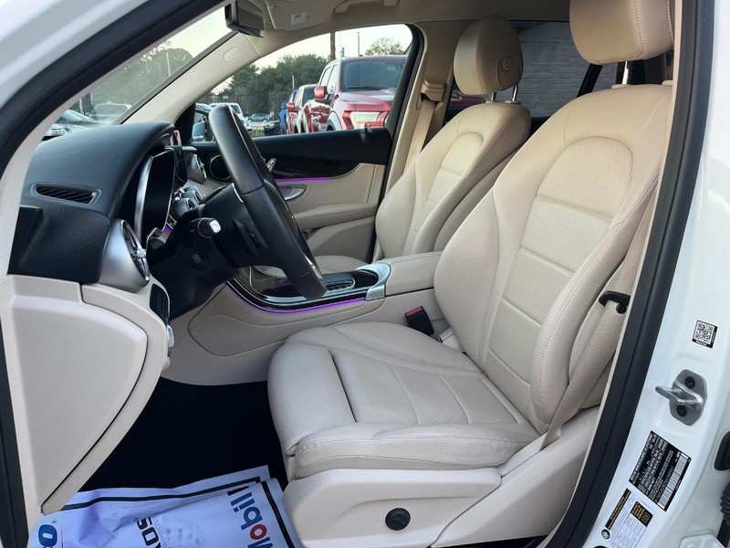 Mercedes-Benz GLC 300 Vehicle Full-screen Gallery Image 11