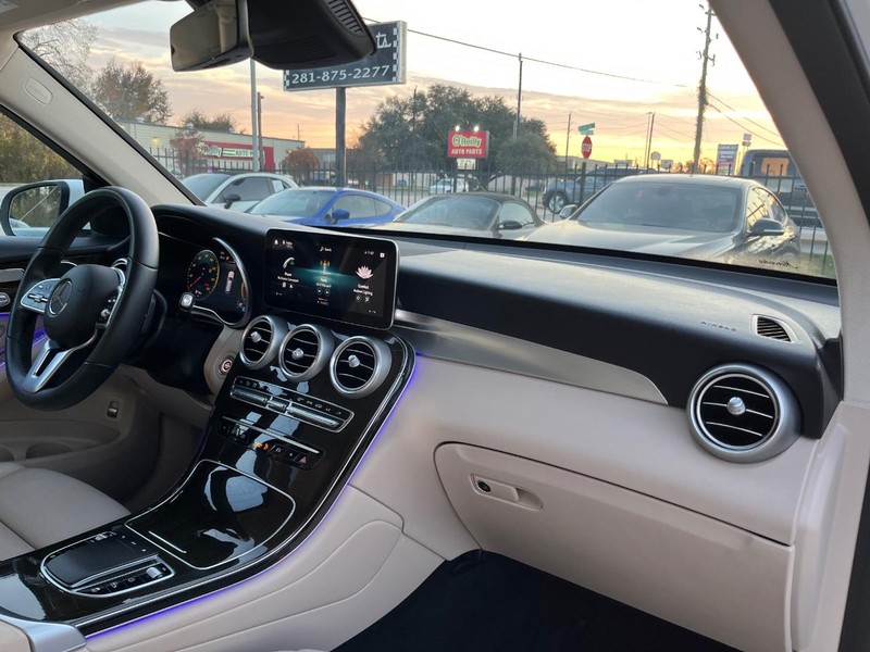 Mercedes-Benz GLC 300 Vehicle Full-screen Gallery Image 13