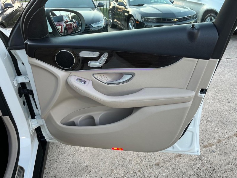 Mercedes-Benz GLC 300 Vehicle Full-screen Gallery Image 15