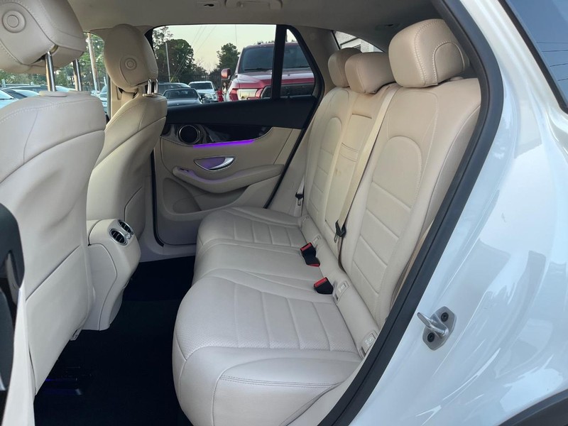 Mercedes-Benz GLC 300 Vehicle Full-screen Gallery Image 16