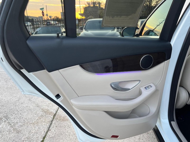 Mercedes-Benz GLC 300 Vehicle Full-screen Gallery Image 17