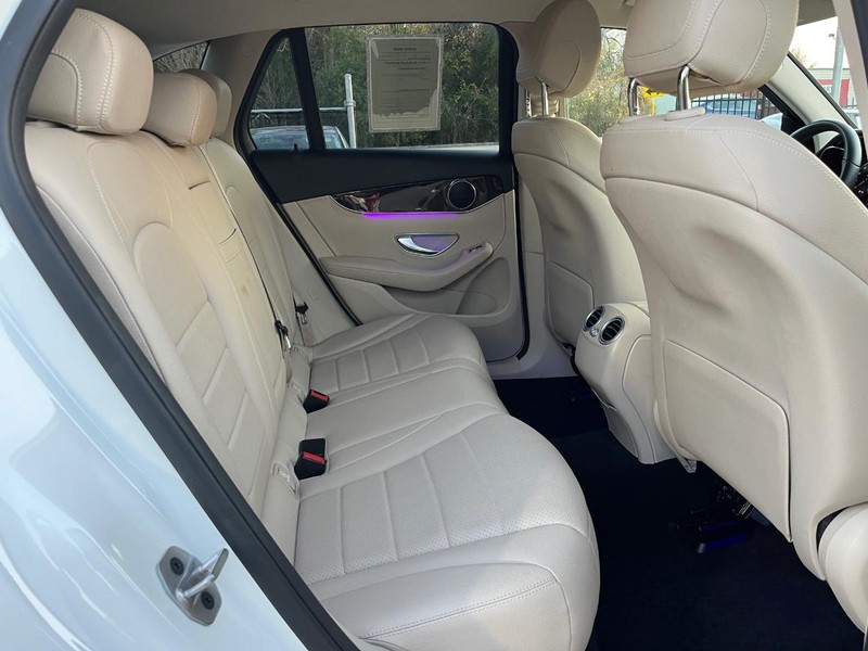 Mercedes-Benz GLC 300 Vehicle Full-screen Gallery Image 18