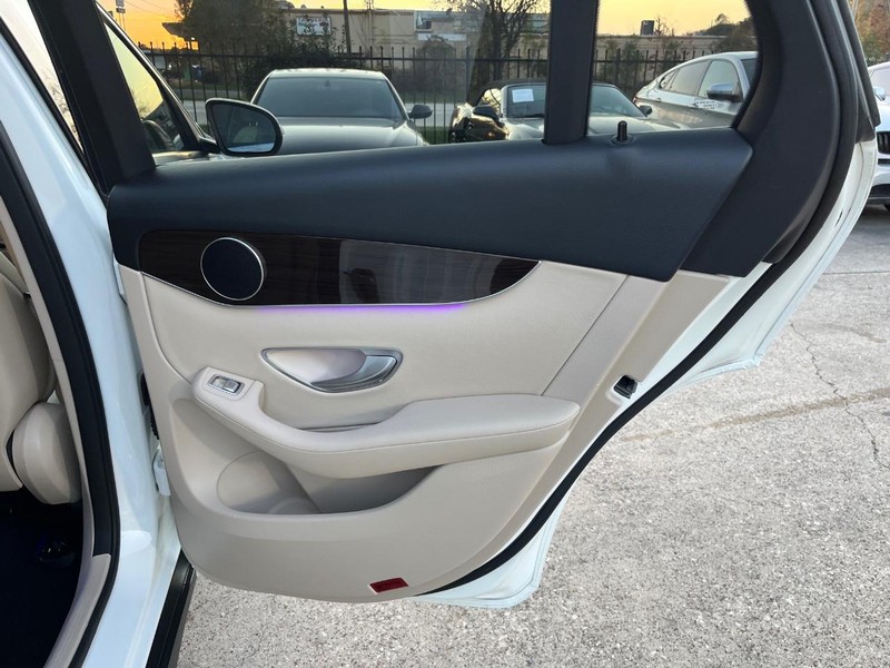 Mercedes-Benz GLC 300 Vehicle Full-screen Gallery Image 19