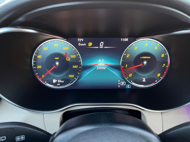 Mercedes-Benz GLC 300 Vehicle Full-screen Gallery Image 21