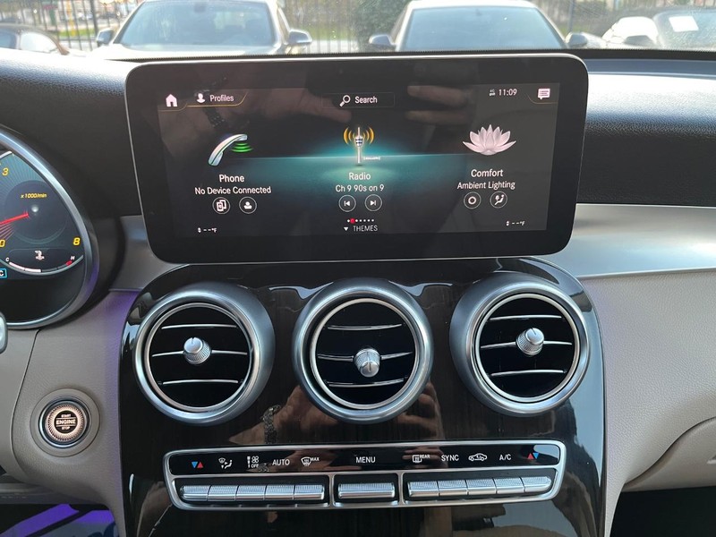 Mercedes-Benz GLC 300 Vehicle Full-screen Gallery Image 22