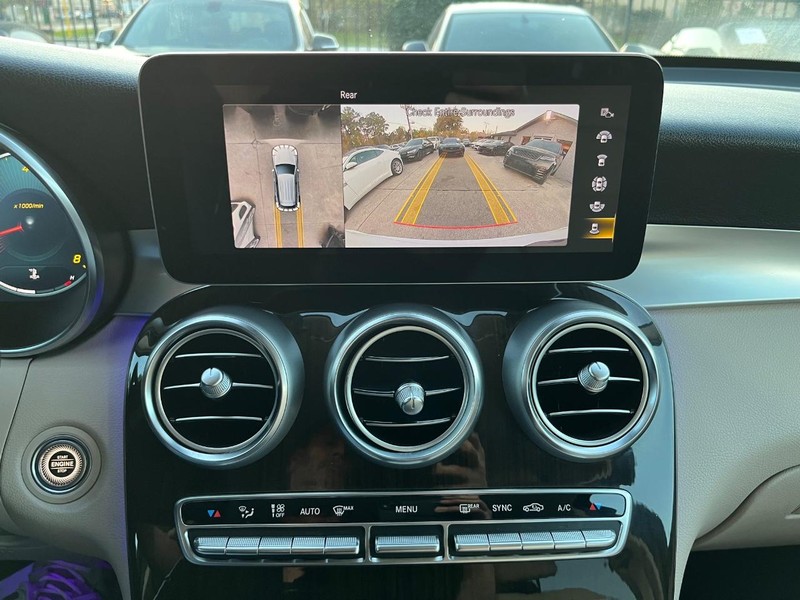 Mercedes-Benz GLC 300 Vehicle Full-screen Gallery Image 23