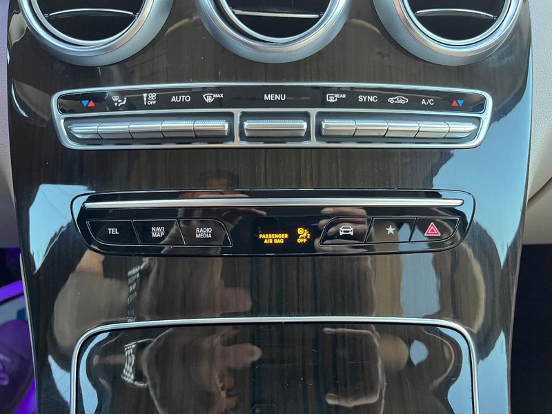 Mercedes-Benz GLC 300 Vehicle Full-screen Gallery Image 24