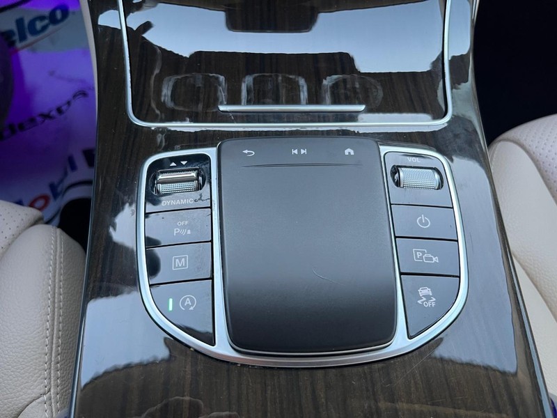 Mercedes-Benz GLC 300 Vehicle Full-screen Gallery Image 25